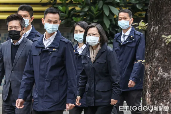 ▲總統蔡英文赴投開票所投票。（圖／記者林敬旻攝）
