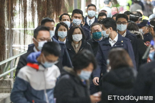 ▲總統蔡英文赴投開票所投票。（圖／記者林敬旻攝）