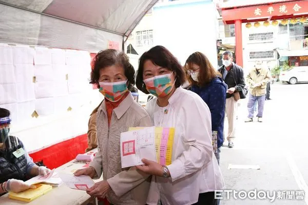 ▲▼嘉義市長黃敏會攜母投下公投票。（圖／記者翁伊森翻攝）