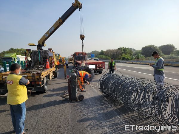 ▲國道1號南向333.9公里仁德戰備道路段，聯結車載運鐵絲線圈掉落中線車道，致使自小客車被貨物撞擊而肇事，許多車輛因塞車違規行駛路肩，四大隊將嚴罰。（圖／記者林悅翻攝，下同）