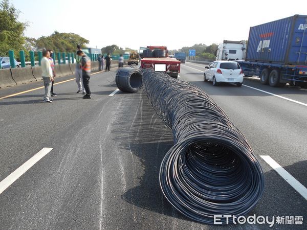 ▲國道1號南向333.9公里仁德戰備道路段，聯結車載運鐵絲線圈掉落中線車道，致使自小客車被貨物撞擊而肇事，許多車輛因塞車違規行駛路肩，四大隊將嚴罰。（圖／記者林悅翻攝，下同）