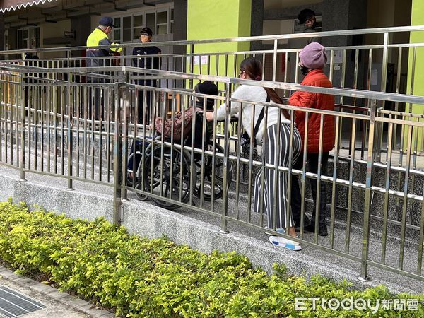 ▲實際觀察，許多投票民眾都是將車停門外，再進投票所投票。（圖／記者游瓊華攝）