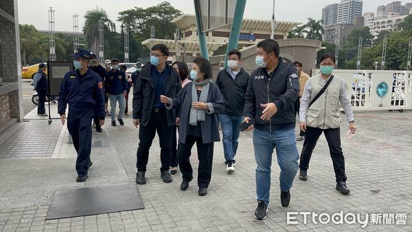 ▲監察院長陳菊回到高雄市投下公投票           。（圖／記者吳奕靖攝）