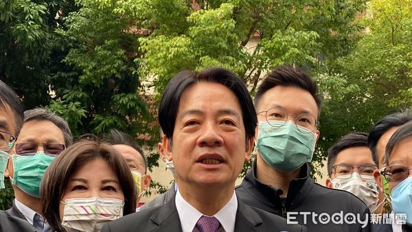 副總統賴清德上午10時許，在台南市長黃偉哲、民進黨副秘書長林飛帆、立委郭國文等民代陪同下，前往台南市中西區大德街南廠廣州宮公投投開票所投下公投票。（圖／記者林悅攝，下同）