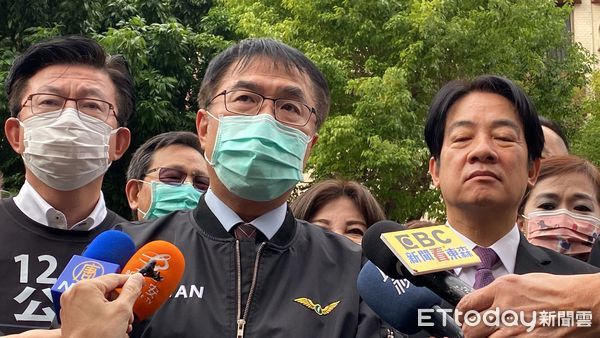 副總統賴清德上午10時許，在台南市長黃偉哲、民進黨副秘書長林飛帆、立委郭國文等民代陪同下，前往台南市中西區大德街南廠廣州宮公投投開票所投下公投票。（圖／記者林悅攝，下同）