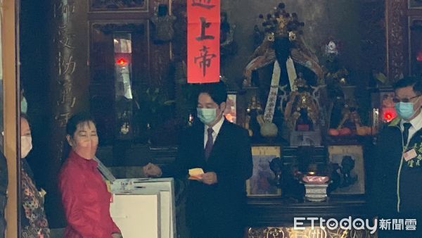 副總統賴清德上午10時許，在台南市長黃偉哲、民進黨副秘書長林飛帆、立委郭國文等民代陪同下，前往台南市中西區大德街南廠廣州宮公投投開票所投下公投票。（圖／記者林悅攝，下同）