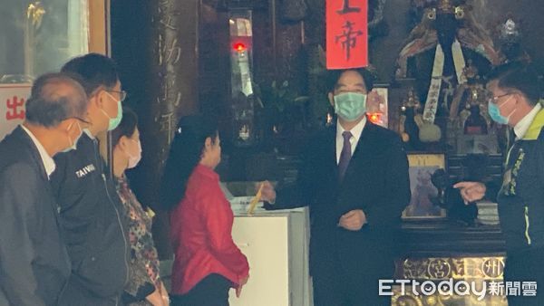 副總統賴清德上午10時許，在台南市長黃偉哲、民進黨副秘書長林飛帆、立委郭國文等民代陪同下，前往台南市中西區大德街南廠廣州宮公投投開票所投下公投票。（圖／記者林悅攝，下同）