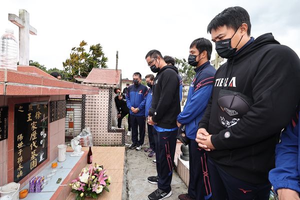 ▲原棒協理事長林智勝帶領，隨王威晨祭拜父親王光輝。（圖／記者楊舒帆攝）