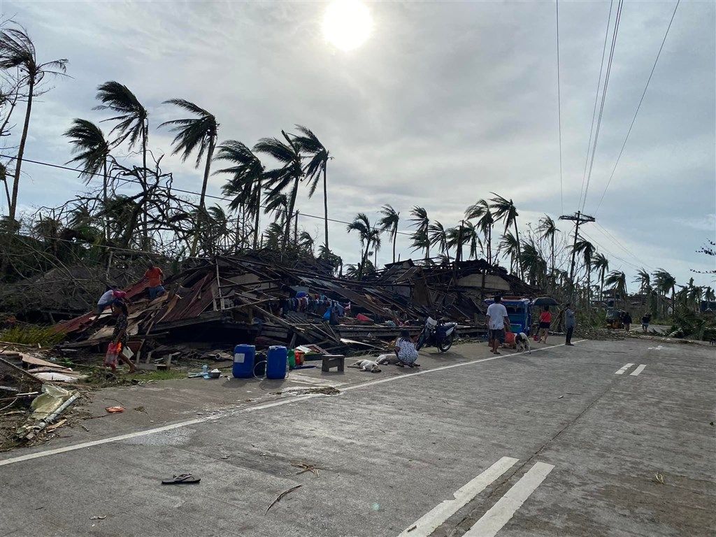 ▲▼ 颱風雷伊16日登陸菲律賓著名衝浪勝地施亞高島，造成慘重災情。（圖／翻攝自Facebook）
