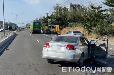 「重機插賓士」同路段！枋山海豚灣小客車撞遊覽車　駕駛命危