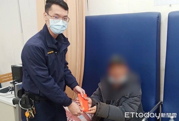 ▲員警也合資1000元給予老人解決燃眉之急。（圖／龜山警分局提供）