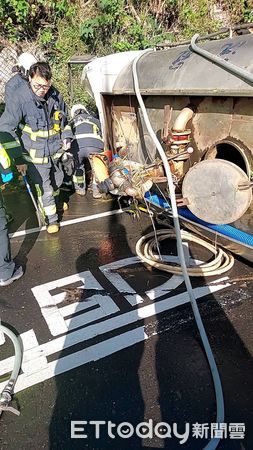 ▲▼灑水車司機撞邊坡翻車受困，幸好救出無生命危險             。（圖／記者陳以昇翻攝）