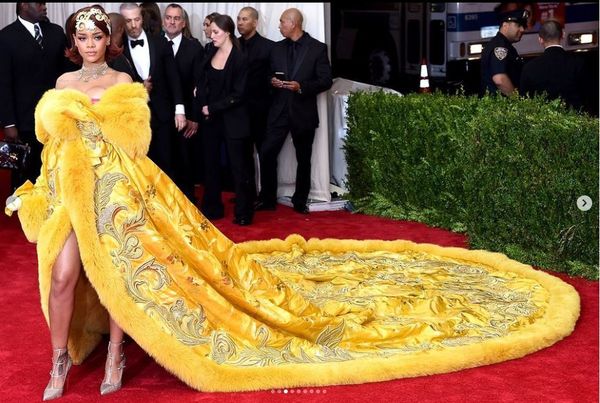 ▲蕾哈娜中國風黃袍禮服上面佈滿雕花。（圖／翻攝自Instagram／MetGala）