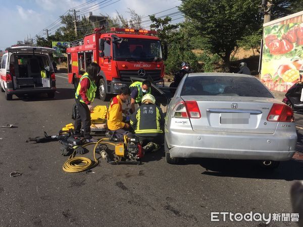 快訊 海豚灣7 11前轎車碰撞遊覽車 2人斷腿命危雙雙送醫搶救 Ettoday社會新聞 Ettoday新聞雲