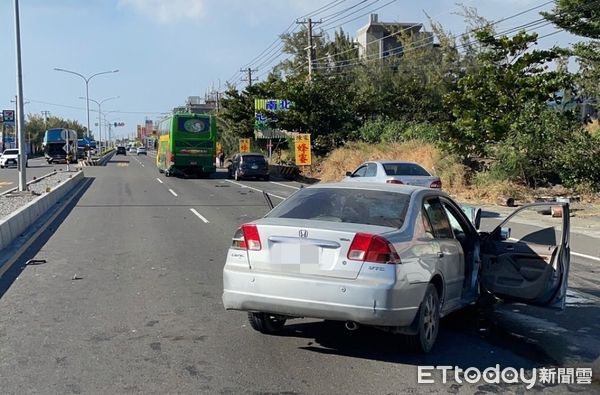 快訊 海豚灣7 11前轎車碰撞遊覽車 2人斷腿命危雙雙送醫搶救 Ettoday社會新聞 Ettoday新聞雲