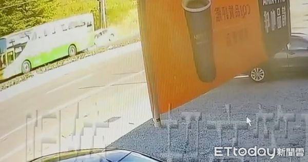 ▲▼        屏東海豚灣711前嚴重事故     。（圖／記者陳崑福翻攝）