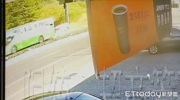 ▲▼        屏東海豚灣711前嚴重事故     。（圖／記者陳崑福翻攝）