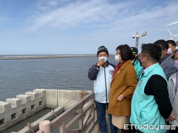 ▲立法委員蘇治芬今日邀集經濟部水利署河川海岸組組長李榮富、第五河川局局長張庭華至四湖出海口堤岸上辦理「箔子寮漁港及箔子寮排水清疏及沙洲保護現況及願景計畫」記者會。（圖／記者蔡佩旻攝）