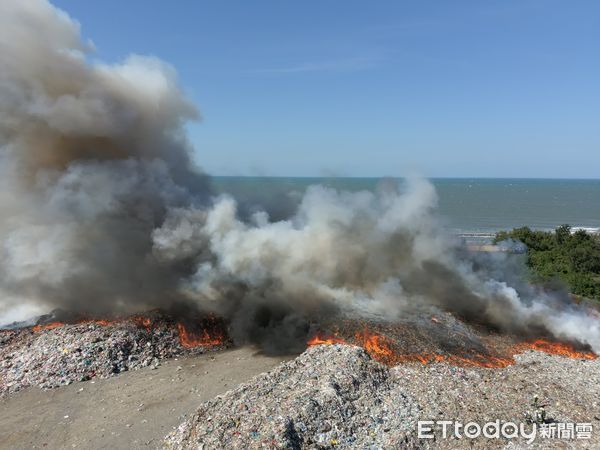 ▲新豐掩埋場又燒　開挖5小時才控制…火勢漫向彈簧床區又擴大。（圖／記者陳凱力翻攝）