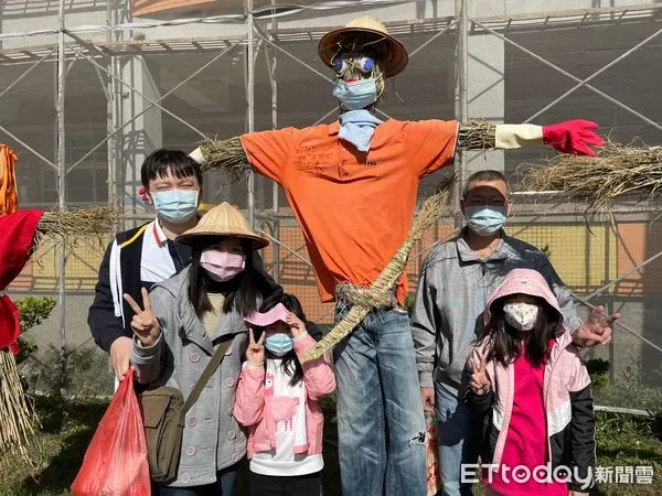 ▲大秀國小舉辦創意稻草人大賽，讓親子師生體驗農村生活。（圖／大秀國小提供）