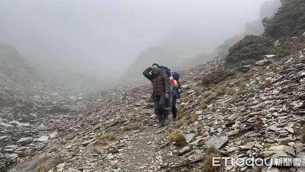 ▲▼女山友登南湖大山暈倒，空勤直升機吊掛送醫。（圖／記者哈勇嘎奧翻攝）