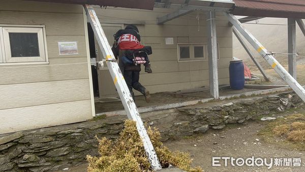 ▲▼女山友登南湖大山暈倒，空勤直升機吊掛送醫。（圖／記者哈勇嘎奧翻攝）