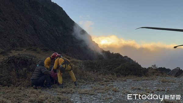 ▲▼女山友登南湖大山暈倒，空勤直升機吊掛送醫。（圖／記者哈勇嘎奧翻攝）