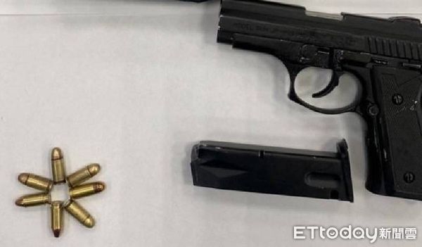 ▲▼警方在枕頭下查獲改造手槍及子彈。（圖／八德警分局提供）