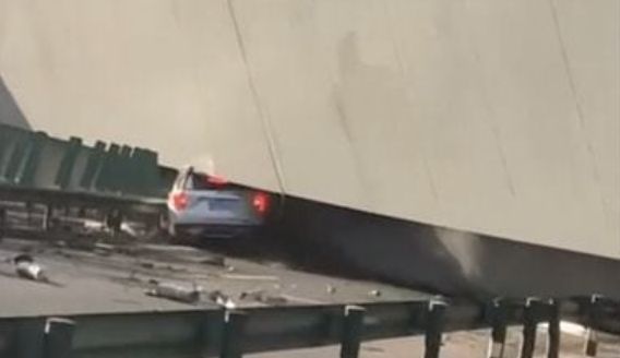▲湖北鄂東高速高架匝道90度側翻釀4死8傷意外。（圖／翻攝紅星新聞）