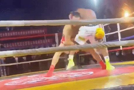 ▲大陸自由搏擊選手玄武在比賽中抱摔日本對手挨批。（圖／翻攝微博）