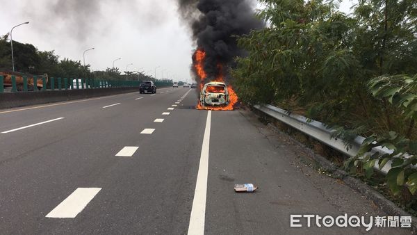 ▲台南仁德區台86靠近台1線交道約5公里處，中午傳出火燒車事件，台南市消防局接獲通報，出動文賢、灣裡等消防分隊前往搶救。（圖／民眾提供，下同）