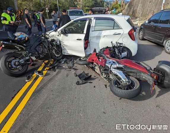 ▲1輛小客車在台3線138K處雙黃線迴轉，導致後方2重機煞車不及追撞上去，造成男女騎士送醫救治。（圖／記者黃孟珍翻攝）