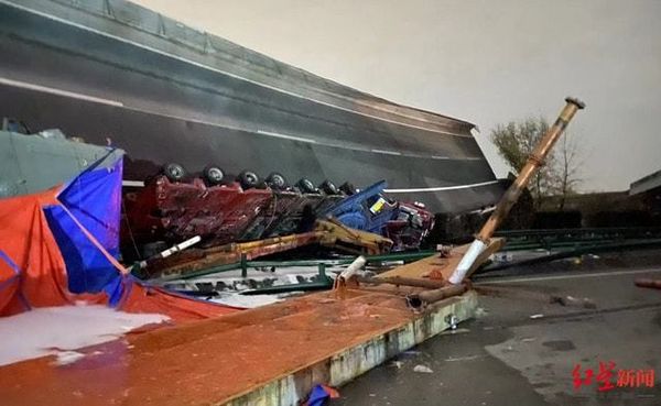 ▲湖北鄂東高速高架匝道90度側翻釀4死8傷意外。（圖／翻攝紅星新聞）