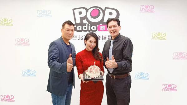 ▲▼ POP Radio台長林書煒生日，黃暐瀚（右）與老公蔡詩萍（左）送上蛋糕祝福。（圖／POP Radio提供）