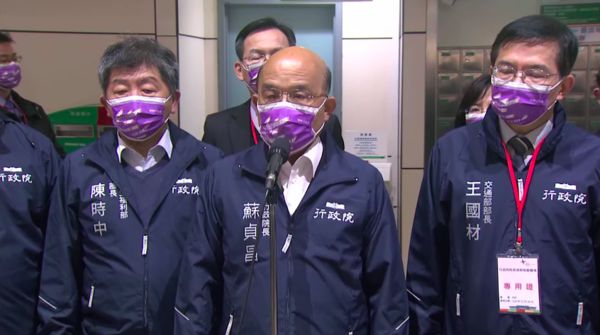 ▲▼行政院長蘇貞昌視察桃園機場防疫作為，接受媒體時事訪問。（圖／行政院直播）