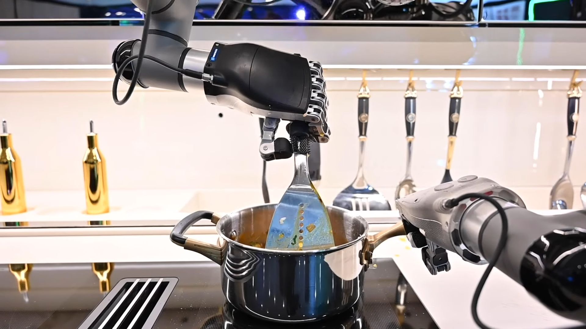 ▲▼廚房機械手臂會做5000道菜。（圖／翻攝自YouTube／Moley Robotics）