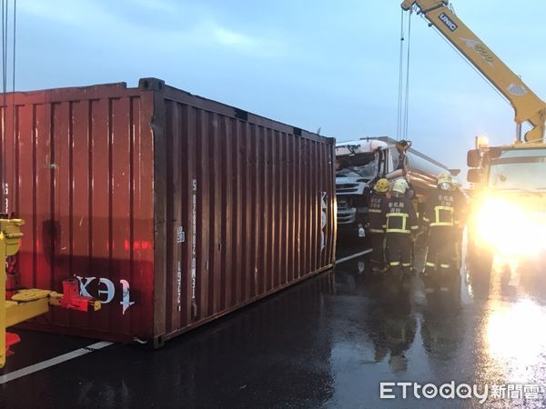 台61線彰化段清晨3車事故　2人受傷。（圖／地方中心翻攝）