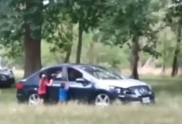 ▲▼媽媽忙著車震，小姊弟被鎖在車外大哭。（圖／翻攝自推特@igonzalezprieto）