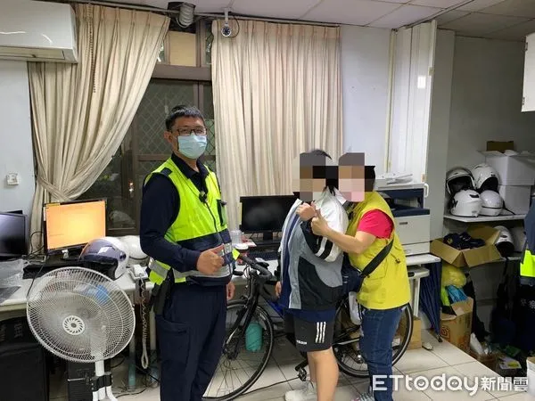 ▲羅姓國中生由母親陪同到民生派出所領回愛車             。（圖／記者陳崑福翻攝）