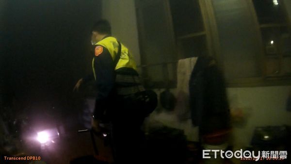 ▲潮州警分局中山路派出所警員吳奇鴻、陳德徽衝入屋內滅火             。（圖／記者陳崑福翻攝，下同）