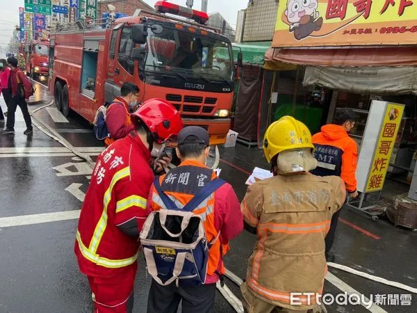 ▲台南市消防局第二大隊，在台南麻豆戲院綜合大樓首辦封路消防演練。（圖／記者林悅翻攝，下同）