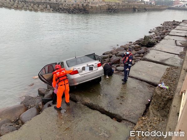 ▲▼桃園7旬翁誤把油門當煞車踩，衝出停車場護欄，所幸最後卡在消波塊上，險些墜海。（圖／記者沈繼昌翻攝）