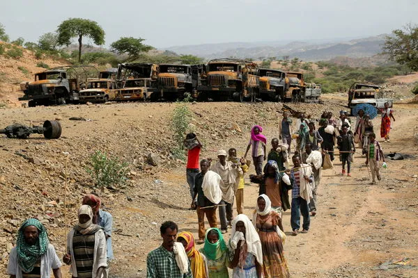 ▲▼  衣索比亞泰格瑞省（Tigray）戰事不斷。圖為村民返回泰格瑞省中南部業琪拉鎮，途中路過數十輛被焚燒的汽車。（圖／路透）