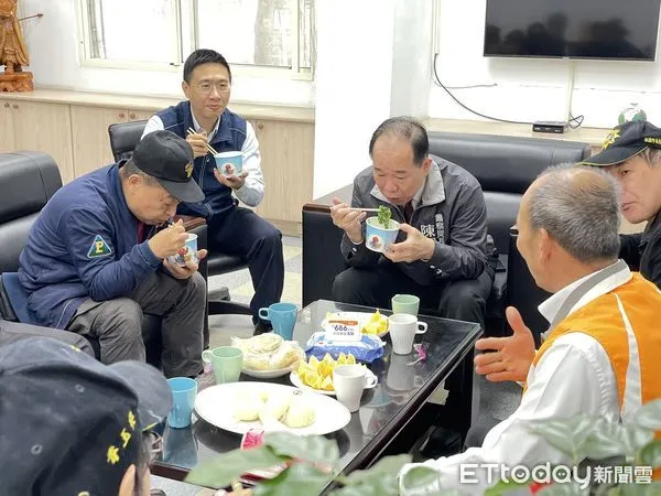 ▲桃園市警局長陳國進（中）今天趕抵平鎮警分局，請吃客家湯圓慰勞員警一年來的辛勞付出。（圖／記者沈繼昌翻攝）