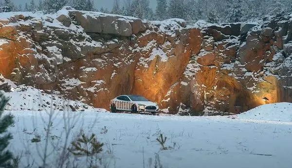 ▲▼芬蘭車主綁30kg炸藥直接炸毀特斯拉Model S 。（圖／翻攝自YouTube／Pommijätkät）