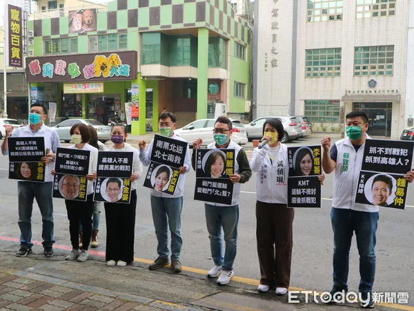 ▲▼「邁向過半大聯盟」成員前往國民黨高雄市黨部舉牌抗議。（圖／記者許宥孺翻攝）