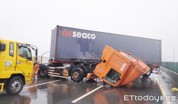 ▲台61線北上42公里處時今天下午發生聯結車翻覆意外，警方冒雨趕往處理。（圖／記者沈繼昌翻攝）