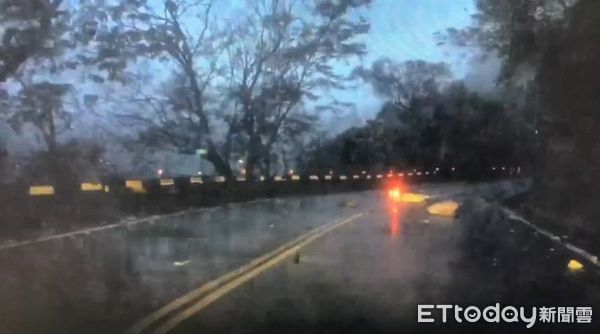 ▲▼快訊／騎士雨天疑遭「落石擊中」倒地不起　後車目睹緊急倒退。（圖／記者哈勇嘎奧翻攝）