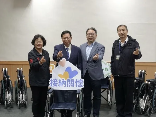 ▲立委黃世杰捐贈65台輪椅給桃園社會局。（圖／市府提供）