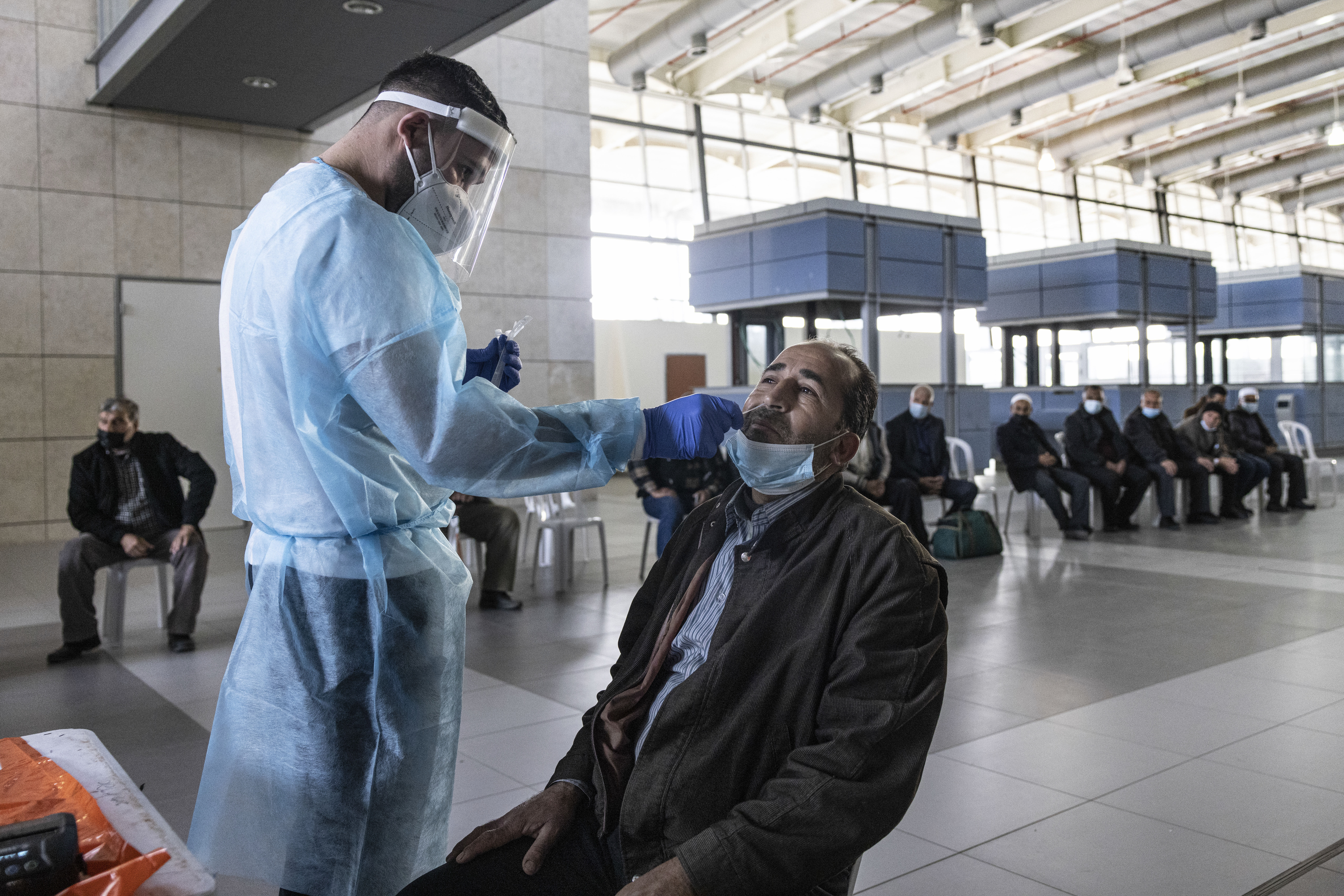 ▲▼ 以色列醫師在邊境為從加薩走廊入境的巴勒斯坦人進行檢測。（圖／達志影像／美聯社）